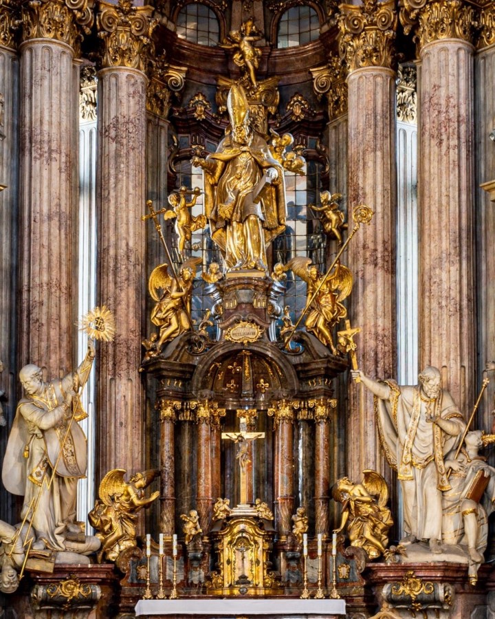 Presbytář se sochou svatého Mikuláše - Kostel svatého Mikuláše Praha