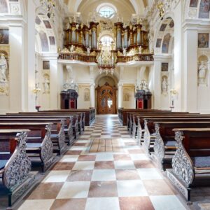 Interiér baziliky svatého Nanebevzetí Panny Marie ve Staré Boleslavi